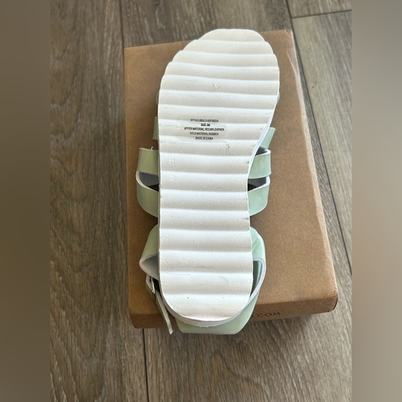 NEW Lucky Brand Girls Adjustable Buckle Sandals, Sage/White - Picture 3 of 6